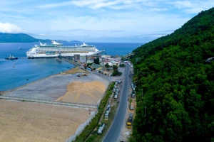 云角（Chân Mây）港工程充分发挥天然深水港的优势。