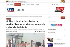 委内瑞拉广播电台RadioMundial对越南“重绘江山”工作进行报道。（图片来源：越通社）