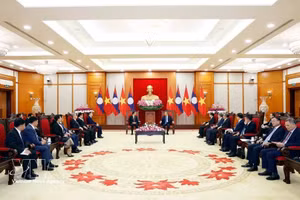 苏林总书记、国家主席会见老挝人民革命党中央政治局委员、老挝政府总理宋赛·西潘敦。