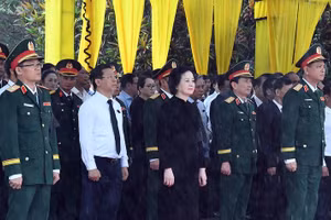 政府副总理范氏清茶在广义省出席烈士遗骸追悼安葬仪式。