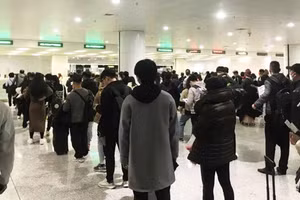附图：新山一机场场入境办理处。