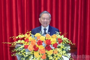 苏林总书记出席胡志明国家政治学院2025年工作总结暨2026年任务部署会议并发表指导讲话。（登科 摄）