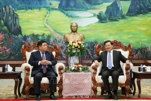 阮志勇副总理礼节性拜会老挝人民革命党中央总书记、国家主席通伦·西苏里。（图片来源：越通社）