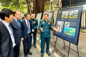 人民武装力量英雄范遵中将在“联盟37号航天飞行——越俄空间合作的象征”展览上介绍相关事宜。