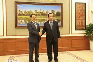 越南政府副总理裴青山与柬埔寨人民党主席、参议院主席洪森亲王。（图片来源：越通社）