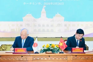 胡志明市人民议会主席武文明与山口县议会议长柳居俊学签署了胡志明市人民议会与山口县议会友好交流合作备忘录。