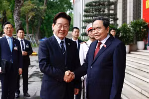 越南国会主席陈青敏会见韩国总统李在明。