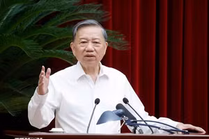 越共中央总书记、国家主席苏林在越共中央驻地会见由政治局管理的后备干部。（图片来源：越通社）