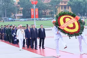 越南党和国家领导人拜谒胡志明主席陵。