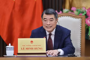 越南政府总理黎明兴与新加坡总理黄循财通电话。