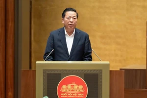 建设部部长陈宏明在会议上发表讲话。