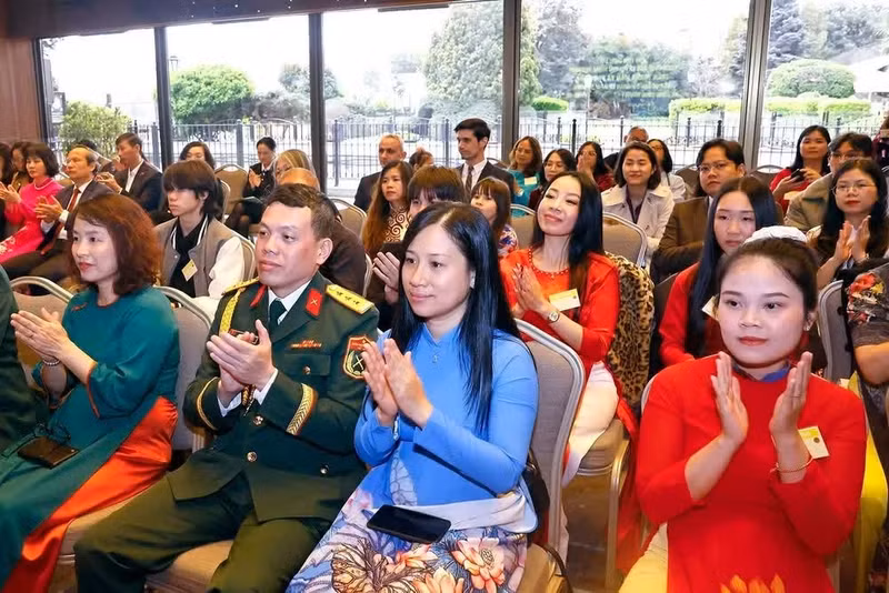 出席活动的各位代表。