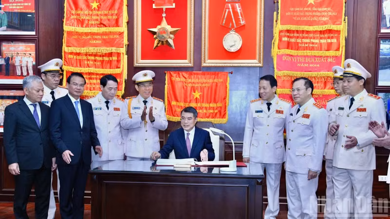 黎明兴总理在刑事警察力量传统屋留言薄上留言。