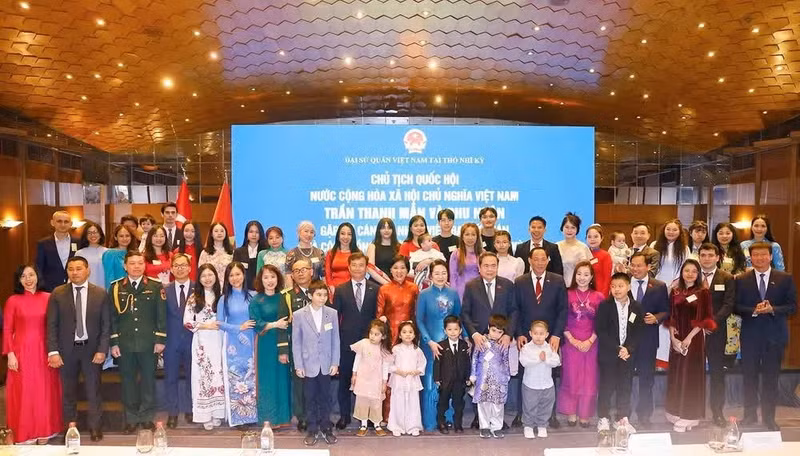 国会主席陈青敏和夫人以及各位代表合影。