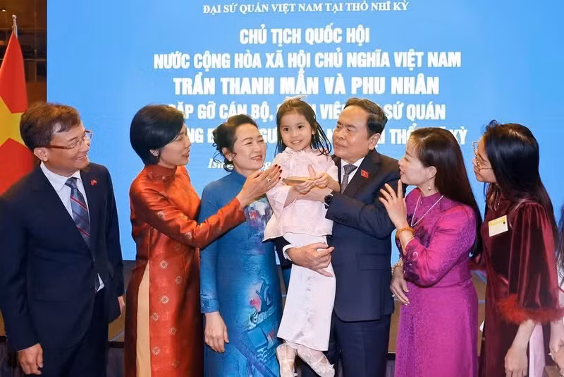 国会主席陈青敏和夫人与旅居土耳其越南人社团交流。