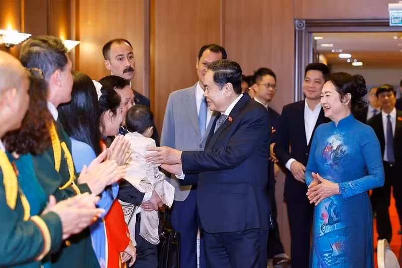 国会主席陈青敏和夫人会见越南驻土耳其大使馆干部人员和旅居土耳其越南人社团。