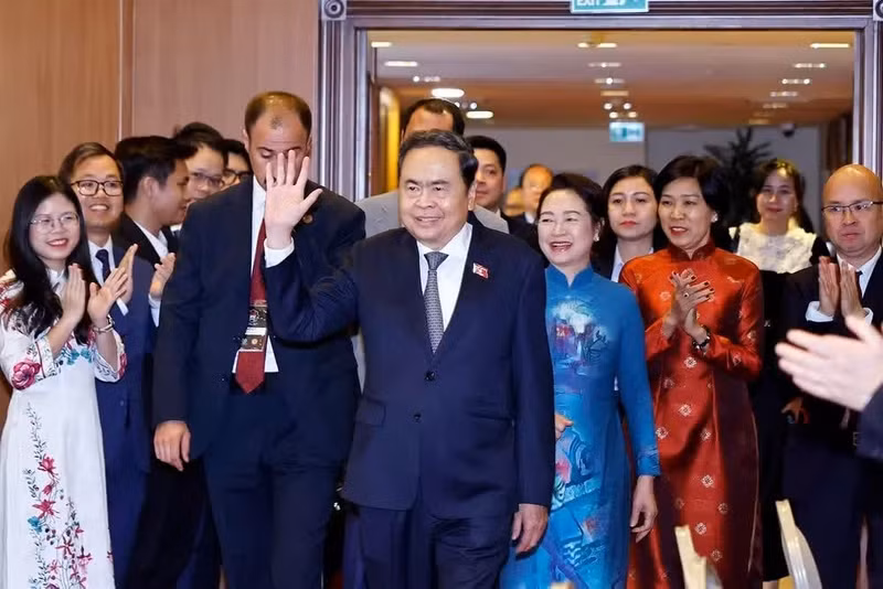 国会主席陈青敏和夫人会见越南驻土耳其大使馆干部人员和旅居土耳其越南人社团。