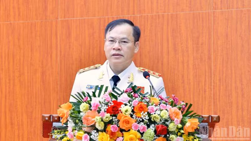 公安部副部长阮文龙发表讲话。