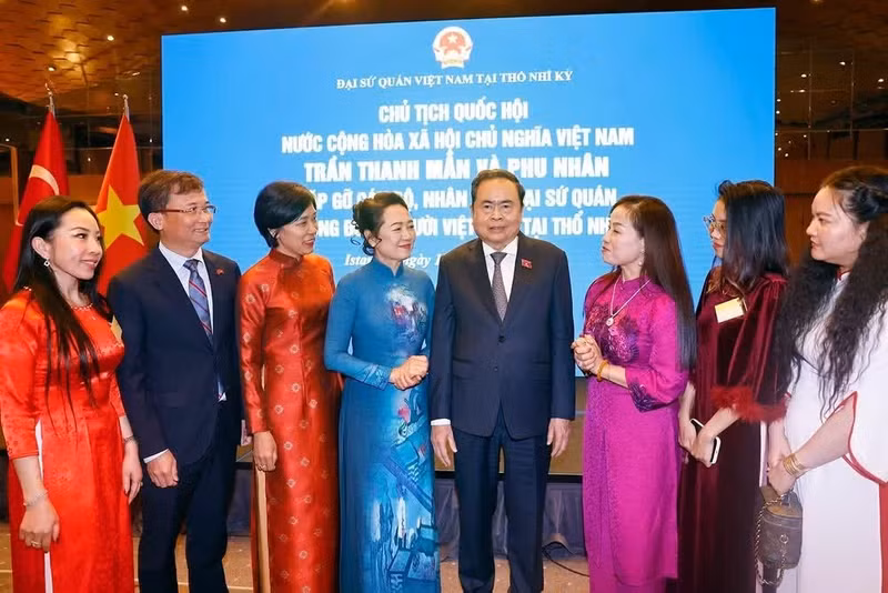 国会主席陈青敏和夫人与旅居土耳其越南人社团交流。