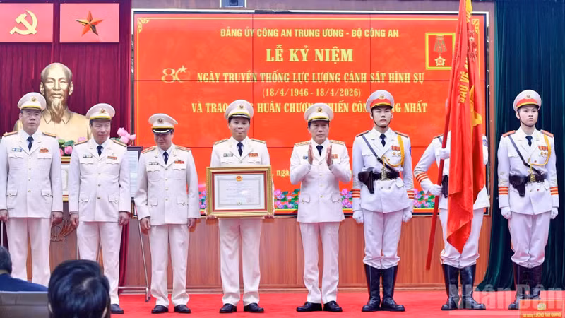 公安部长梁三光大将向公安部刑事警察局授予一级战功勋章。