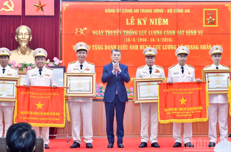 黎明兴总理向公安部所属团体和个人授予人民武装力量英雄称号。