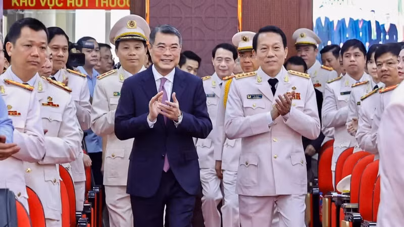 政府总理黎明兴和公安部长梁三光大将出席仪式。