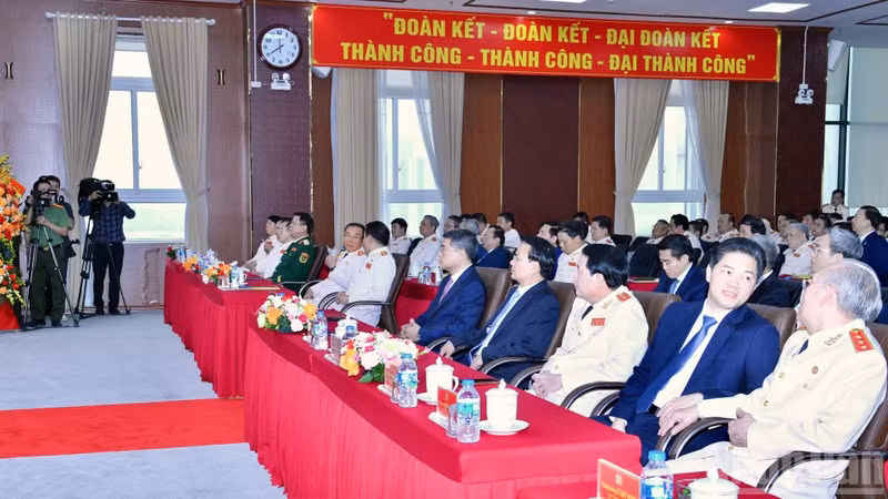 黎明兴总理和各位代表出席仪式。