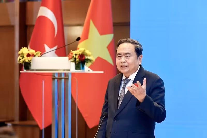 国会主席陈青敏发表讲话。