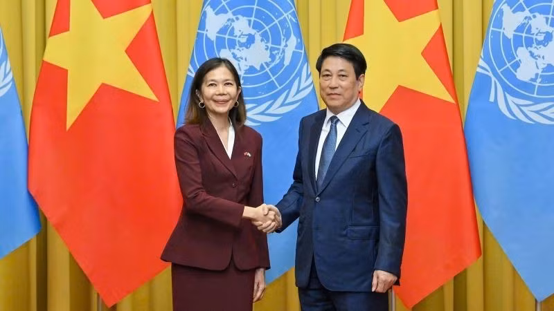 9月18日，越南国家主席梁强在主席府会见联合国常驻越南协调员宝琳·塔梅西斯。