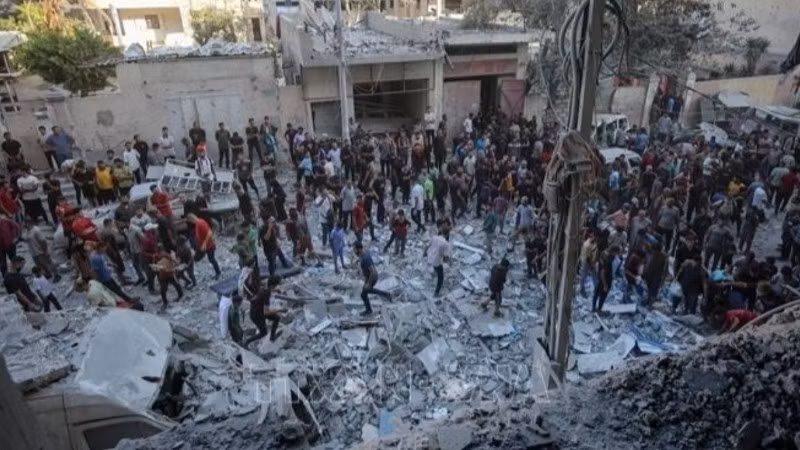 2025年8月30日，巴勒斯坦人站在被以色列空袭摧毁的建筑物废墟中。（图片来源：越通社）