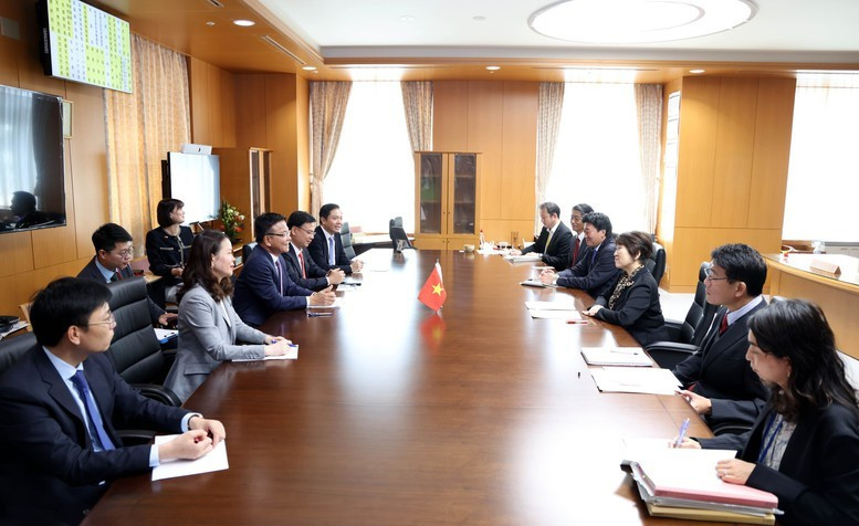 越南政府副总理黎成龙会见日本文部科学大臣安倍俊子。（图片来源：baochinhphu.vn）