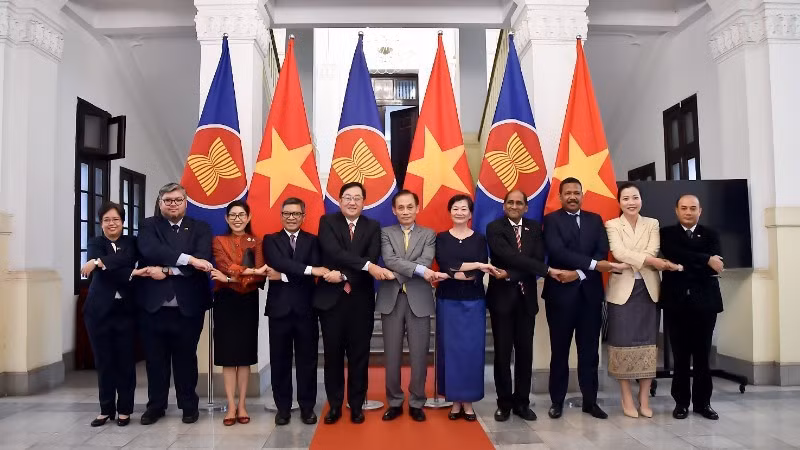 越南外交部代部长黎怀忠和各位代表。