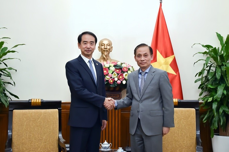 越南外交部代理部长黎怀忠会见中国驻越南大使何炜。（图片来源：baochinhphu.vn）