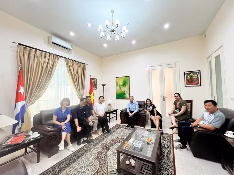 摄制组与古巴驻越南大使馆会面。（图片来源：越南电视台）