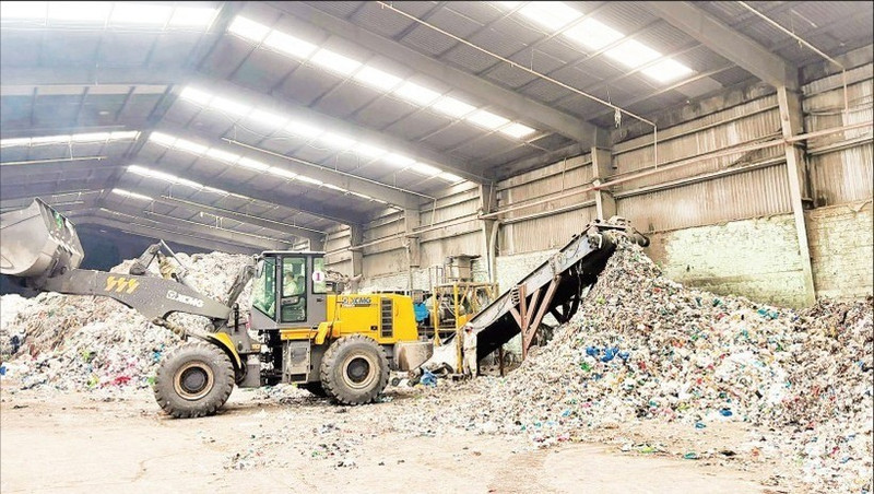 广宁省蓝石水泥厂原材料废料储存处。