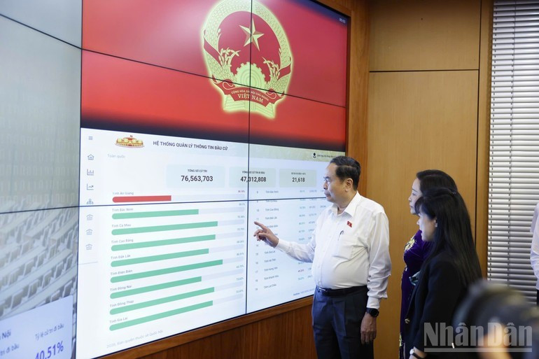 国会主席陈青敏在国家选举委员会检查选举工作。
