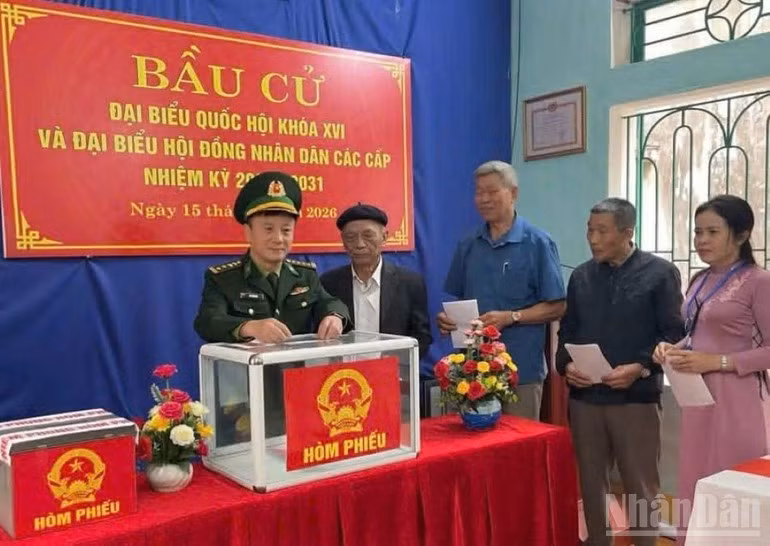 兴安省边防部队干部参加选举投票。