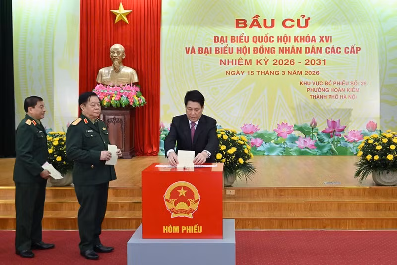 越南国家主席梁强在河内还剑坊第26投票区参加选举投票。
