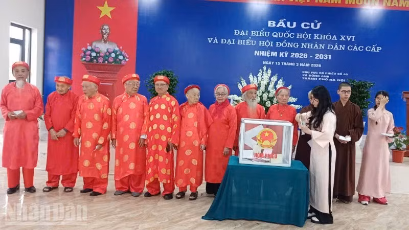 高龄选民在河内市东英乡行驶公民权利。