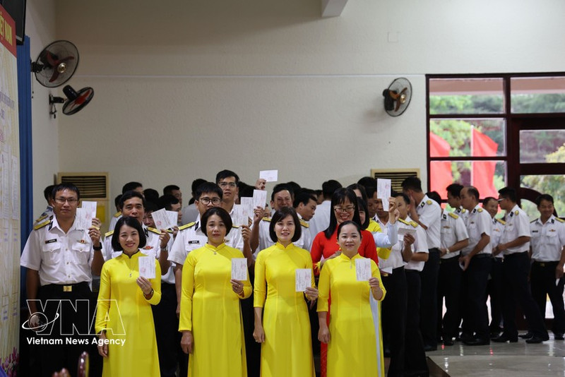 众多选民前往长沙特区第1号投票区参加选举投票。（图片来源：越通社）