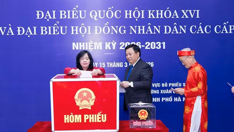 越南祖国阵线中央委员会主席裴氏明怀、中央理论委员会主席阮春胜和各位代表在河内市第7号投票区参加选举投票。