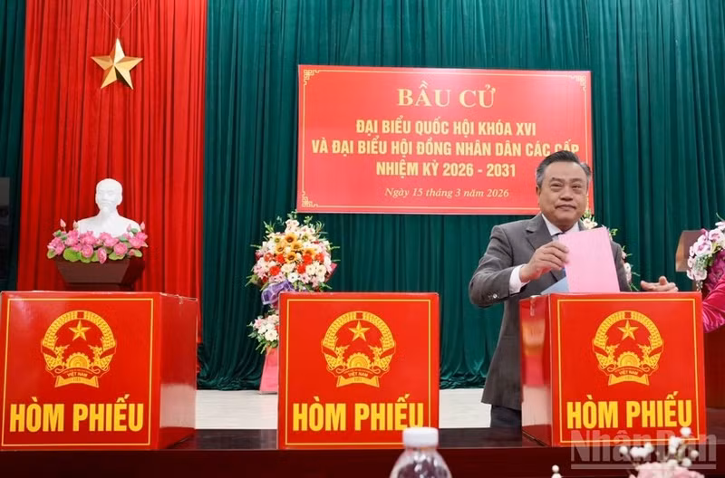 越共中央检查委员会主任陈士清在凉山省投票区驶公民权利。