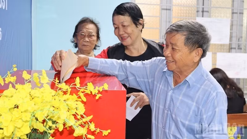 广义省选民参加选举投票。