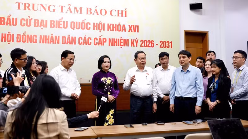 国会主席陈青敏和选举新闻中心工作工作人员。