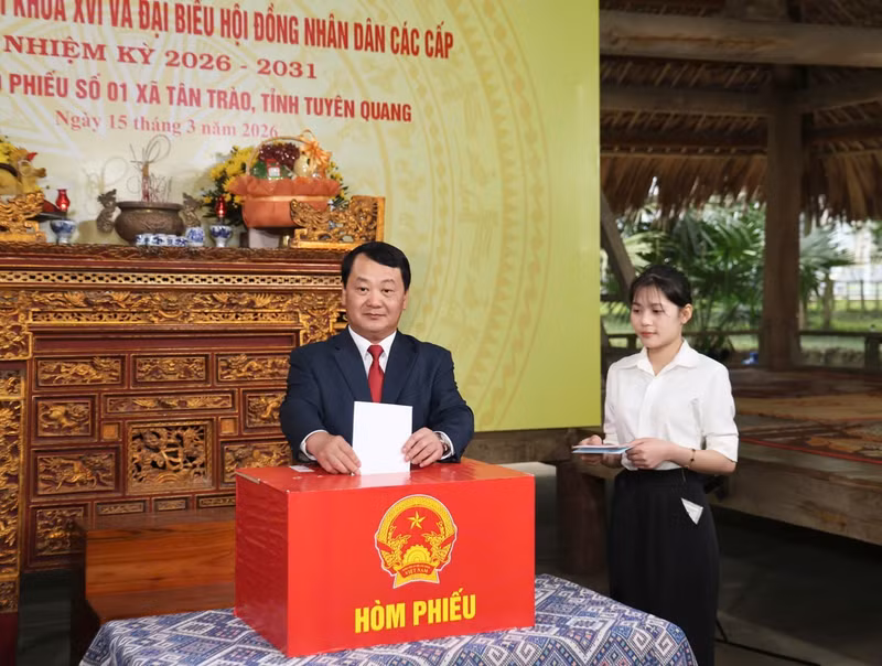 宣光省委书记侯阿令在新潮乡行驶公民权利。