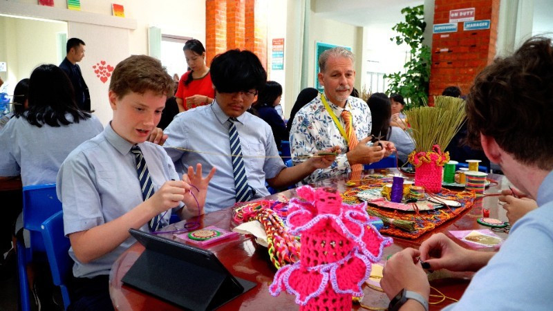 文莱国际学校学生体验越南传统手工刺绣技艺。