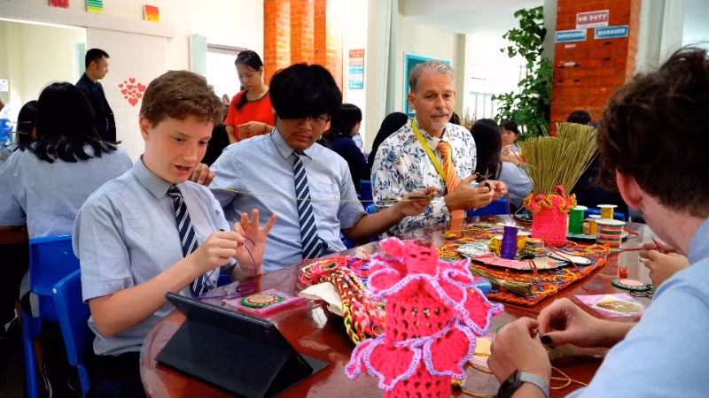 文莱国际学校学生体验越南传统手工刺绣技艺。