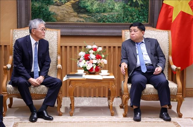 越南政府副总理阮志勇会见日本Erex集团董事长本名均。（图片来源：越通社）