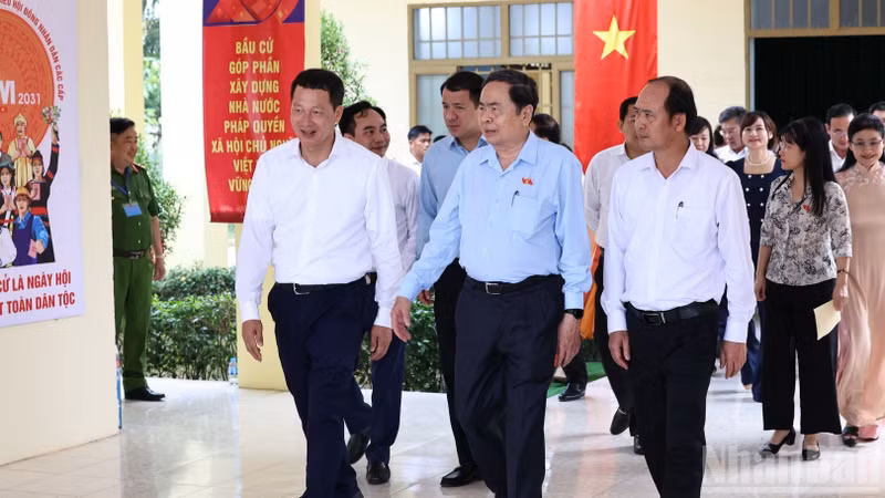 国会主席陈青敏检查同奈省新朝坊选举筹备工作。