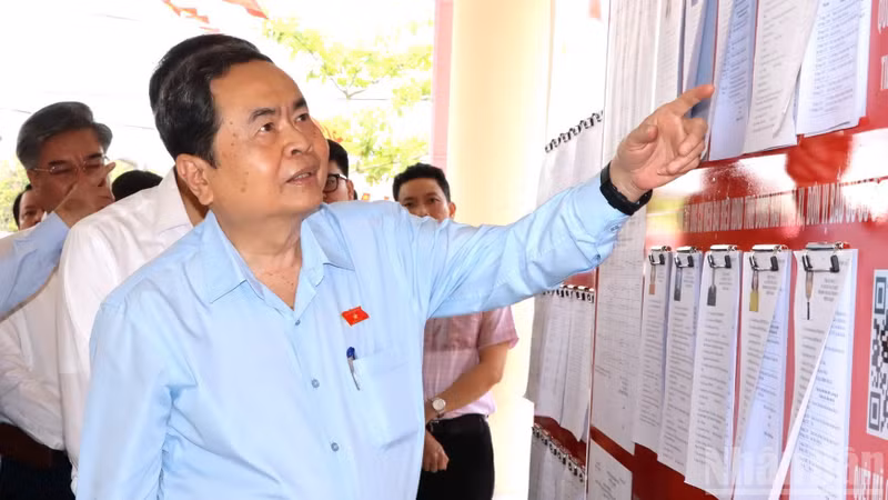 国会主席陈青敏检查同奈省新朝坊第17号投票站。